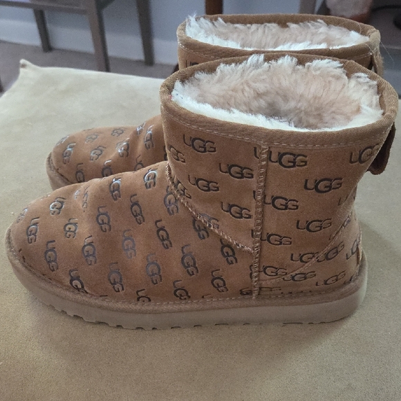 UGG Classic Mini II Embossed Chestnut Suede Sheepskin Lined Ankle Boots Womens 8 - Picture 1 of 9